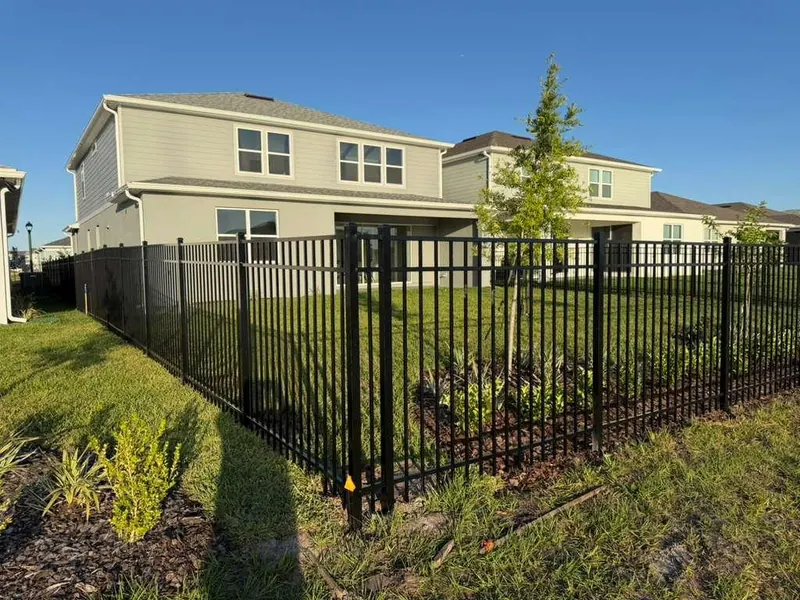Black ornamental aluminum fence run in a Florida yard